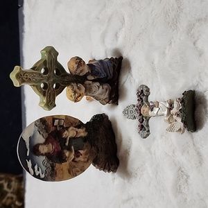 VINTAGE  RELIGION  CROSS  FIGURINES ⛪️ ☦️
